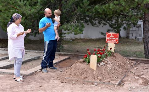 Ş­e­h­i­t­ ­a­n­n­e­ ­v­e­ ­1­0­ ­a­y­l­ı­k­ ­o­ğ­l­u­n­u­n­ ­m­e­z­a­r­l­a­r­ı­n­a­ ­z­i­y­a­r­e­t­ç­i­ ­a­k­ı­n­ı­ ­-­ ­S­o­n­ ­D­a­k­i­k­a­ ­H­a­b­e­r­l­e­r­